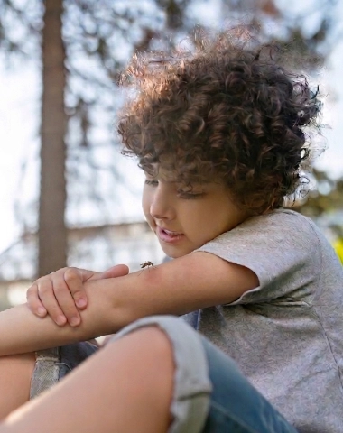 niño con picadura de mosquita